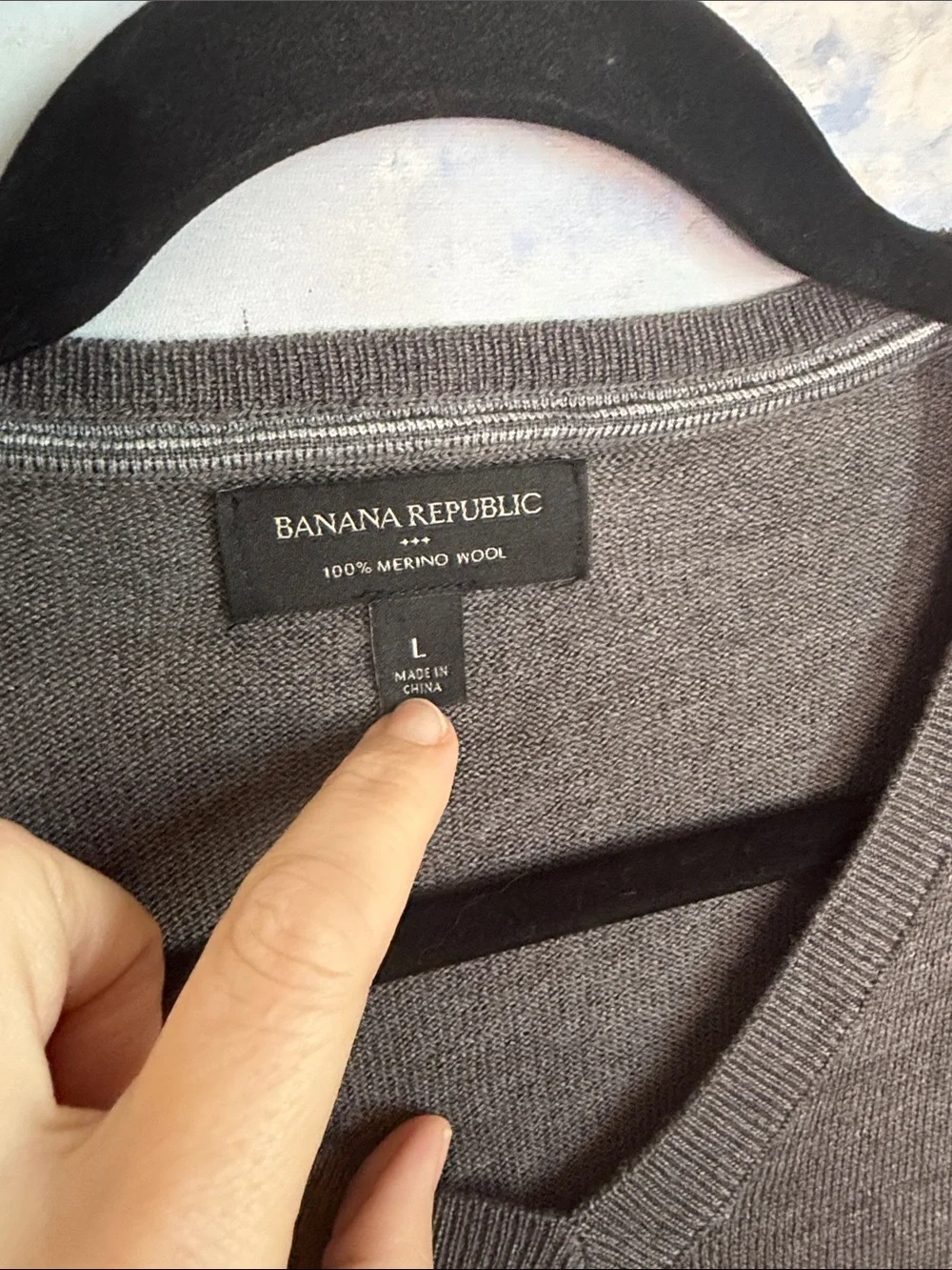 Banana Republic Men's V-Neck 100% wool Sweater - Charcoal Gray size L (bin12)